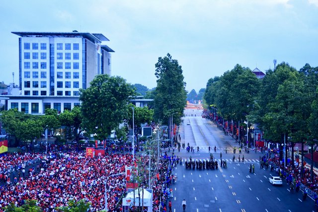 Hà Nội sáng Tổng duyệt Lễ diễu binh, diễu hành: Trời mát dịu, hàng vạn người chào bình minh tại Ba Đình