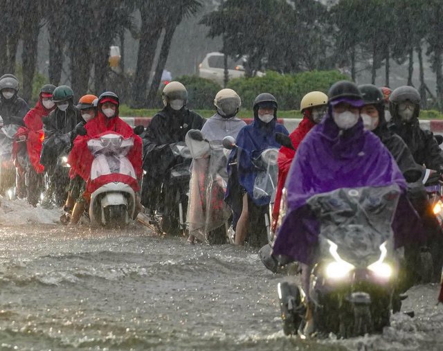 Vì sao Hà Nội cứ mưa lớn là ngập?