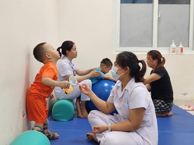 Những em bé bại não và hành trình hồi sinh bằng tình yêu