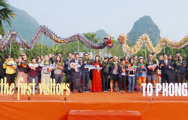 Đón đoàn khách “xông đất” năm mới tại Di sản Phong Nha - Kẻ Bàng