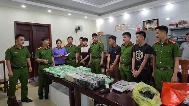 Phá đường dây ma túy xuyên quốc gia, thu giữ 60 bánh heroin và 37 kg ma túy đá