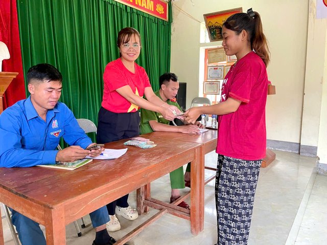 Bà con miền Tây Nghệ An phấn khởi nhận quà Tết Độc lập