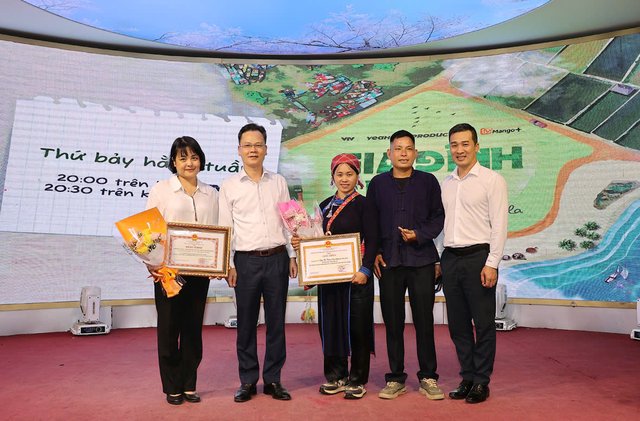Tập đoàn YeaH1 và chương trình “Gia đình Haha” nhận bằng khen từ tỉnh Lào Cai