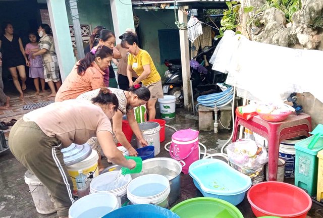 Sau bão số 13, người dân khu phố Hải Nam, phường Quy Nhơn Đông, tỉnh Gia Lai tiết kiệm nước sạch để sinh hoạt. Ảnh: Ngọc Nhuận