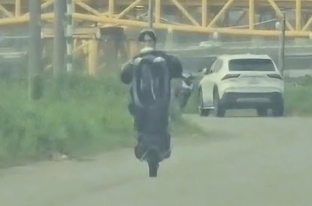 Xử phạt hai thanh niên “bốc đầu” xe máy, tịch thu phương tiện