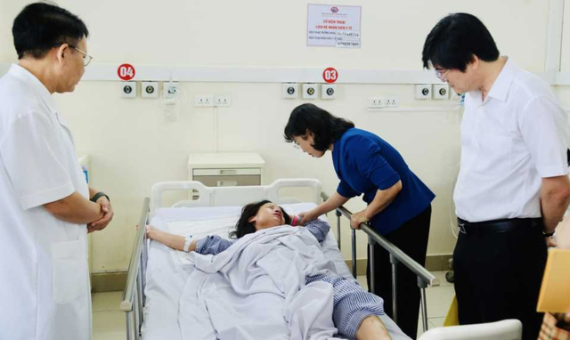 2 nạn nhân bị chấn thương sọ não trong vụ lật tầu du lịch ở Quảng Ninh
