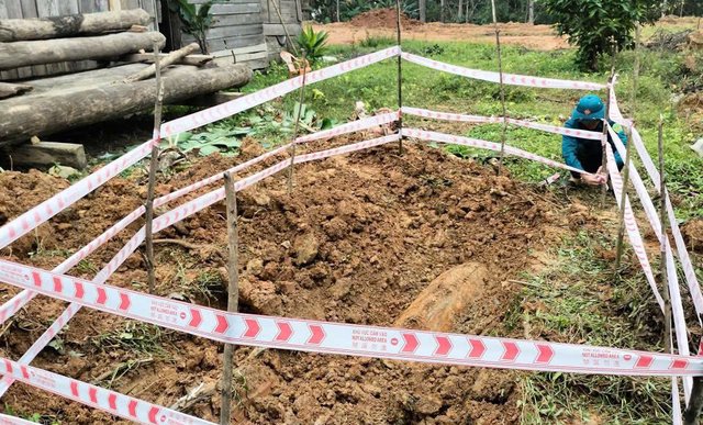 Phát hiện quả bom “khủng” trong vườn nhà dân
