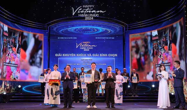 Ban Tổ chức trao giải cho các tác giải đoạt giải