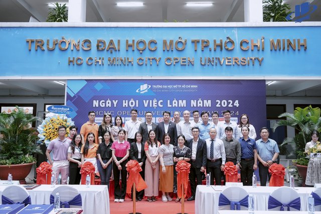 Trao hơn 300 suất học bổng tổng trị giá 1 tỉ đồng cho sinh viên bị ảnh hưởng bởi bão lũ