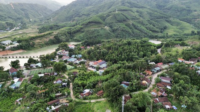 Về Sơn Bua (Quảng Ngãi) xem người dân hiến đất xây trường, mở đường…