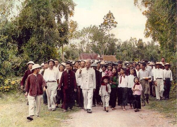 Xa nhà chốc mấy mươi niên...