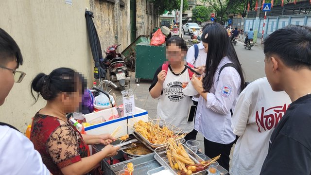 Thực phẩm bẩn “thập diện mai phục” quanh trường học