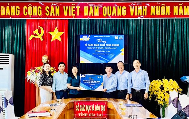 Nhà xuất bản Giáo dục Việt Nam tặng 45 tủ sách tại Gia Lai