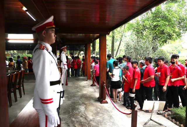 Hàng vạn người dân, khách quốc tế thăm Khu Di tích Chủ tịch Hồ Chí Minh tại Phủ Chủ tịch