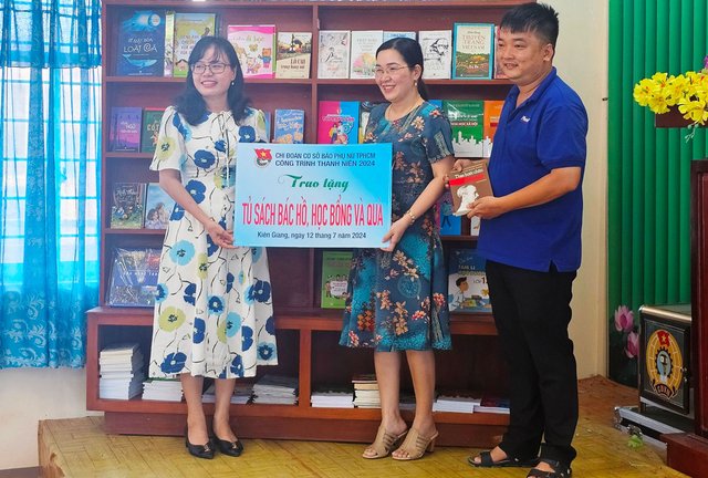 Kiên Giang trao tặng “Tủ sách Bác Hồ chắp cánh ước mơ”