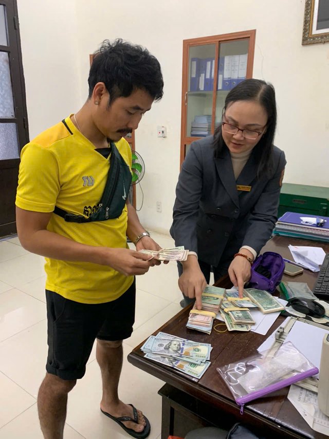 Hành khách Campuchia bỏ quên hàng xấp ngoại tệ trên tàu