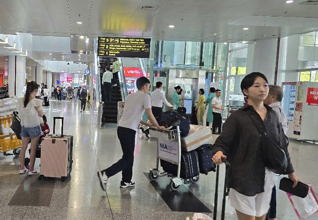 Tăng tần suất xe công nghệ, xe taxi, xe buýt tại sân bay dịp Tết Nguyên đán 2025