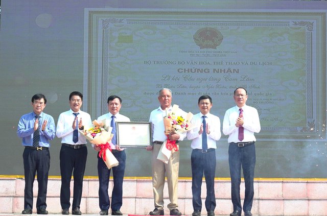 Đón bằng công nhận Di sản văn hóa phi vật thể cấp quốc gia Lễ hội cầu ngư làng Cam Lâm