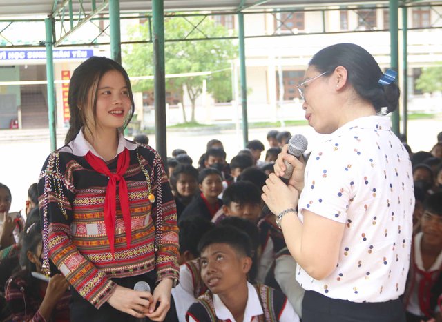 Cán bộ Sở Tư pháp Bình Định chia sẻ với học sinh về tác hại của TH&HNCHT