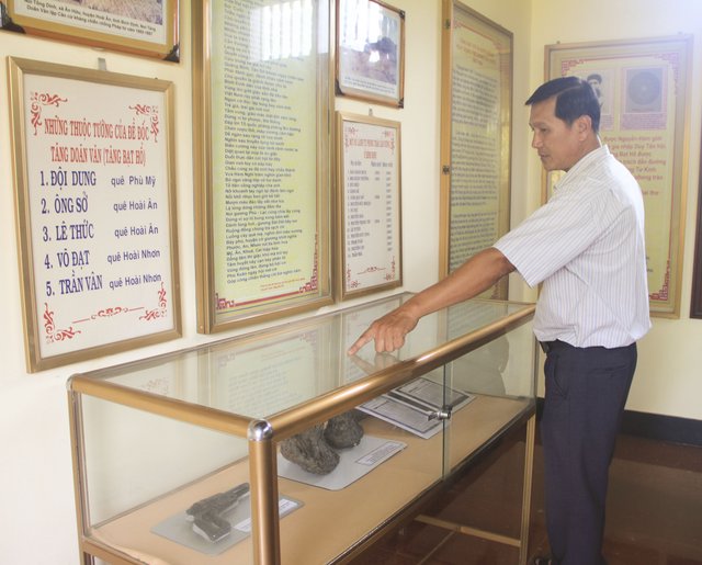 Cây súng lục kiểu xưa của Pháp do Tăng Bạt Hổ sử dụng, giờ được phục dựng và trưng bày tại đền thờ