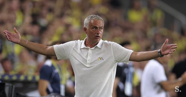HLV Mourinho nổi cơn thịnh nội, chỉ trích VAR mắc sai lầm tai hại