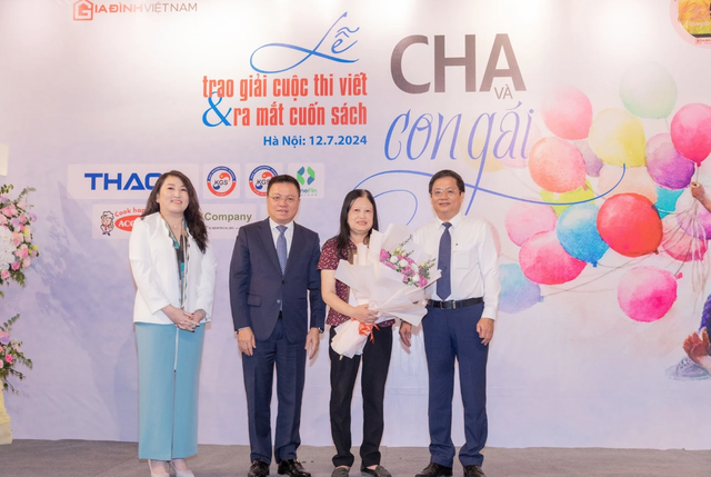 Em gái nhà biên kịch Lưu Quang Vũ đoạt giải Nhất cuộc thi viết “Cha và con gái”