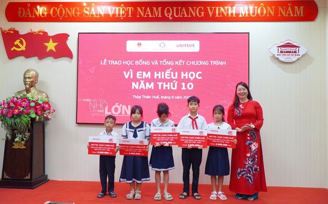 Trao 420 suất học bổng “Vì em hiếu học” cho học sinh vùng khó khăn tại Huế