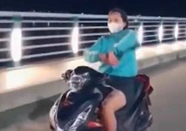 “Nữ quái” phóng xe, thả tay múa quạt trên đường bị phạt 7,4 triệu đồng