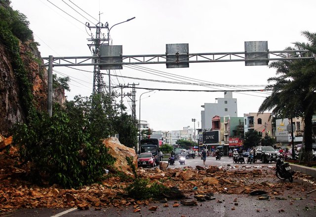 Sạt lở núi Bà Hoả làm 3 người bị thương