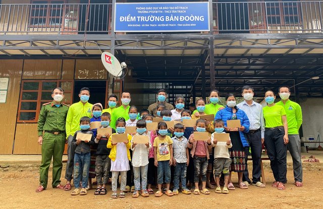 Tặng quà cho đồng bào dân tộc Bru Vân Kiều ở bản Đoòng