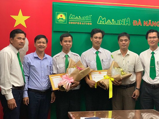 Trả lại tài sản giá trị lớn cho du khách, hai tài xế hãng taxi Mai Linh được khen thưởng
