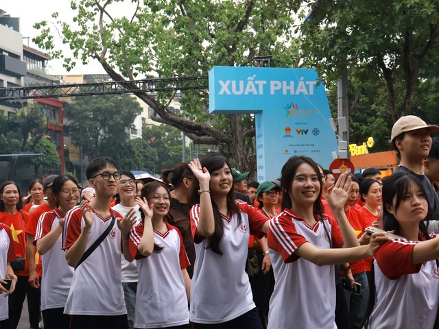 Người dân chạy bộ quanh hồ Hoàn Kiếm hưởng ứng phong trào tập luyện thể thao