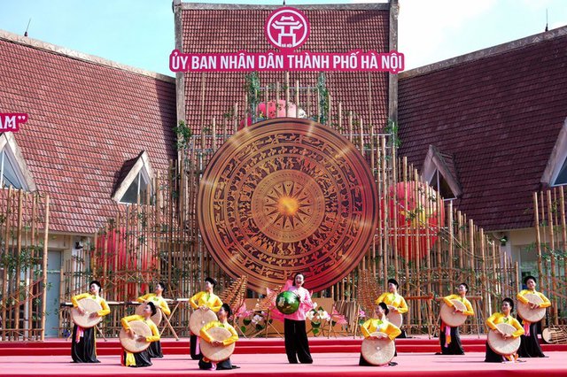 Hơn cả một ngày hội