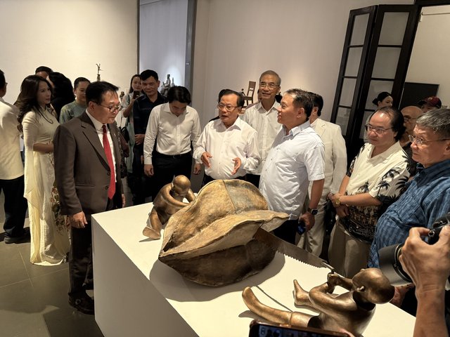 Khai mạc triển lãm điêu khắc “Chuyện nhỏ, chuyện to” của NSND Vương Duy Biên