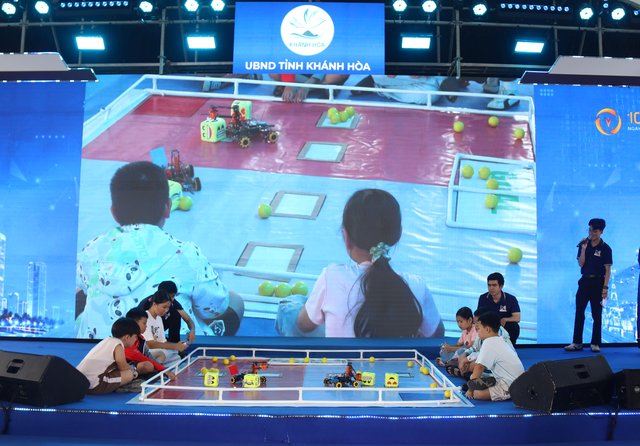 Học sinh khám phá Robotics trong Ngày hội Công nghệ số tỉnh Khánh Hòa