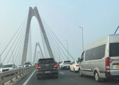 Giao thông Hà Nội sáng 15.10: Cầu Nhật Tân ùn sau va chạm
