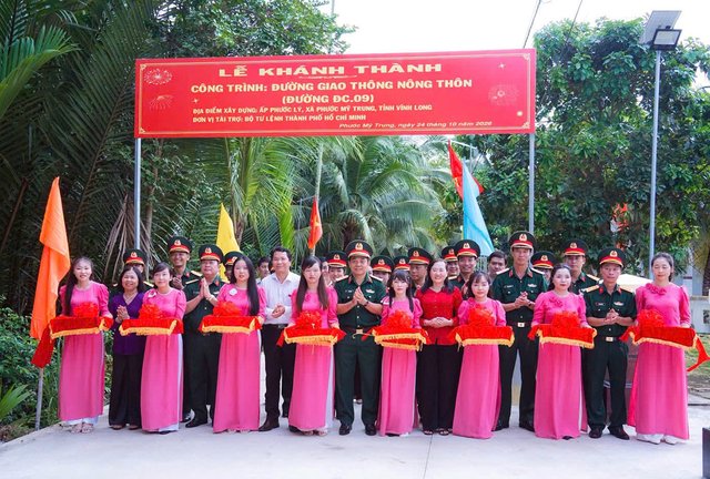 Bộ Tư lệnh TP.HCM khánh thành đường nông thôn, tặng quà cho người dân khó khăn tại Vĩnh Long