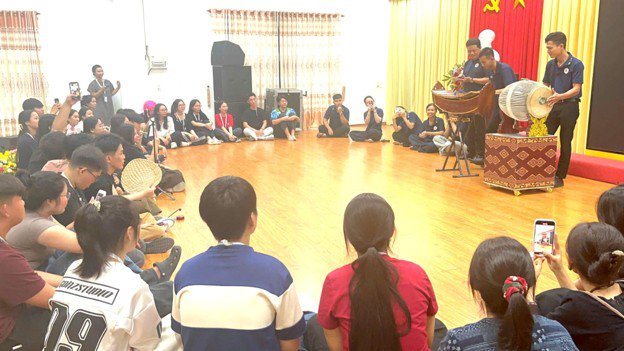 Tiếng trống theo người trẻ vào đời