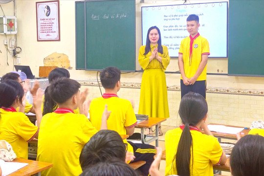 Hải Phòng: Một nam sinh lớp 8 nhặt được ví tiền chủ động giao nộp công an