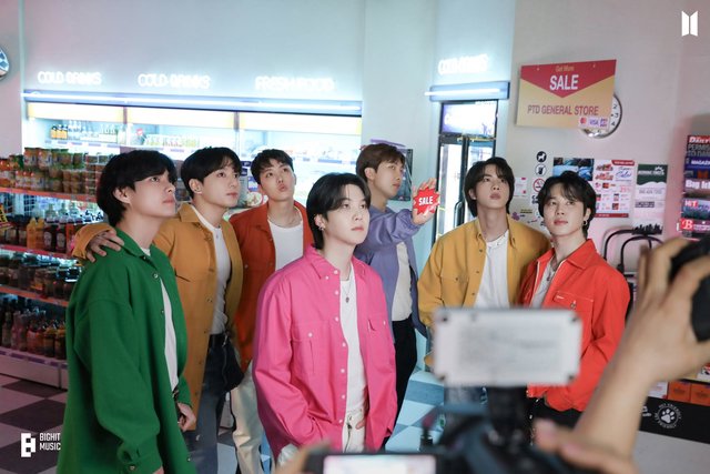 BTS liên tiếp phá kỷ lục, “Swim” cán mốc 1 tỉ lượt nghe trên Spotify