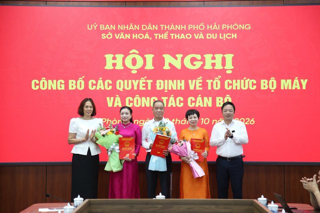 Giám đốc Sở Văn hóa, Thể thao và Du lịch Hải Phòng Nguyễn Thành Trung và Phó Giám đốc Sở Phạm Thị Tô Trang tặng hoa chúc mừng các đồng chí được bổ nhiệm