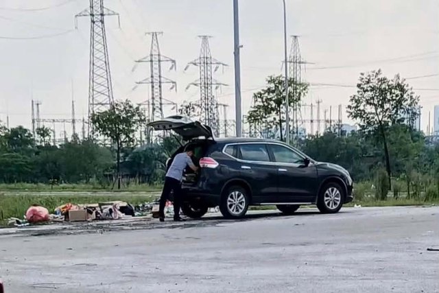 Công an làm việc với người đàn ông lái ô tô bỏ rác bên đường