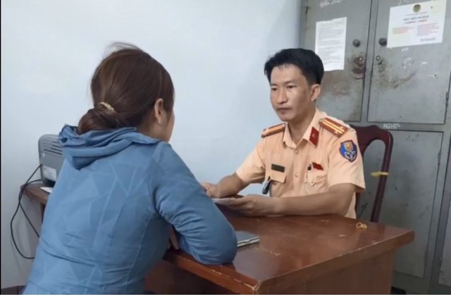 Dùng điện thoại khi lái ô tô, nữ tài xế bị phạt 5 triệu đồng