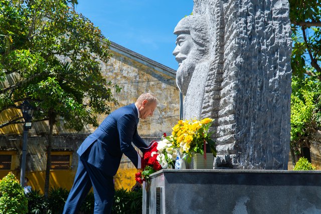 Thủ tướng Ba Lan Donald Tusk đặt hoa tại Công viên Kazik
