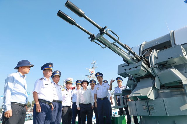 Đại biểu tham quan tàu CSB tham gia hội thi