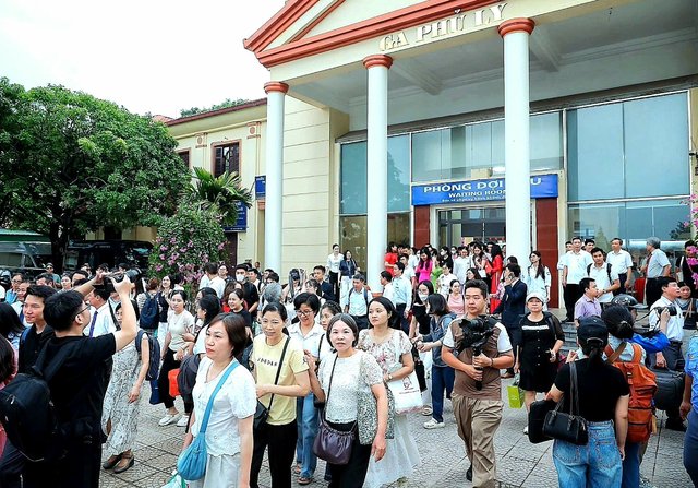 ​Người dân Nghệ An, Hà Tĩnh đi tàu hỏa ra Phủ Lý khám bệnh