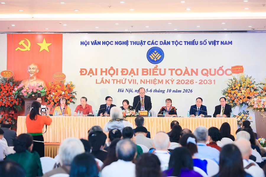 Đoàn Chủ tịch điều hành Đại hội đại biểu toàn quốc lần thứ VII Hội Văn học nghệ thuật các dân tộc thiểu số Việt Nam. Ảnh: Hoài Nam