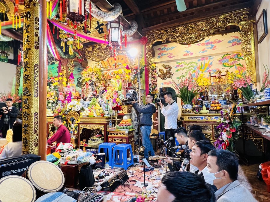Hoạt động tín ngưỡng tại đền Rừng, khu dân cư Bắc Biên, phường Bồ Đề, Hà Nội. Ảnh: Tuấn Đông