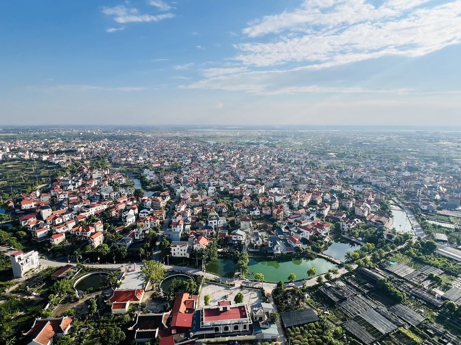 Khu vực Bát Tràng và phụ cận nằm trong phân đoạn phía Nam của quy hoạch sông Hồng, trọng tâm là bảo tồn làng nghề, chỉnh trang làng xóm, kết nối du lịch - cảnh quan. Ảnh: Tuấn Đông