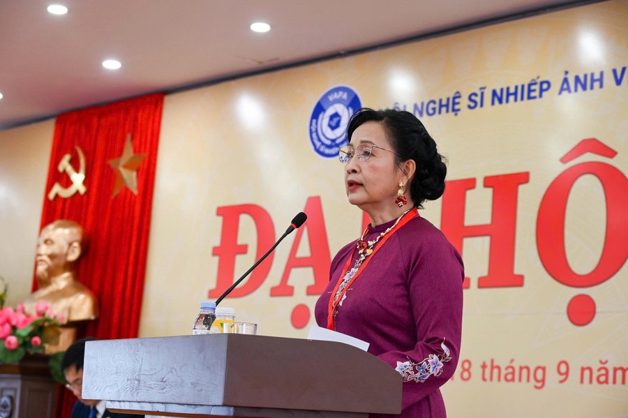 Chủ tịch Hội Nghệ sĩ Nhiếp ảnh Việt Nam Trần Thị Thu Đông phát biểu tại Đại hội